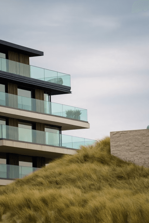 Historisch landhuis weerspiegeld in een vijver, omzoomd door bomen